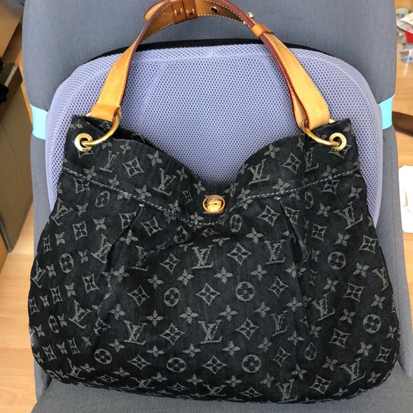 Louis Vuitton Handbags - W/ RECEIPT 🌺🌺 STUNNING 🌺🌺 Louis Vuitton Denim Daily PM